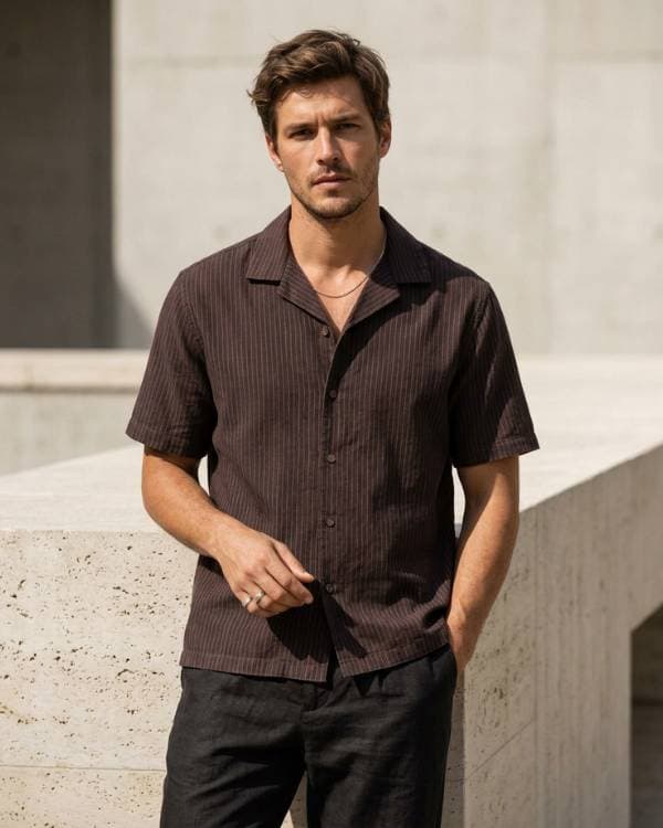 Camisa masculina listrada marrom em imagem criada pelo IACOM no estilo Editorial Campanha Casual Urbano, a partir de uma foto de celular